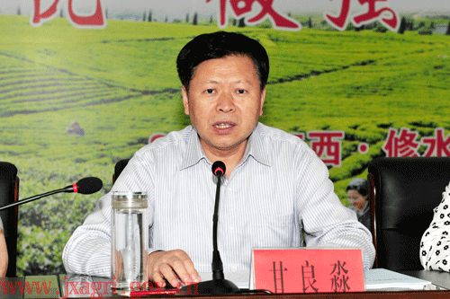江西省农业厅党委书记、厅长甘良淼主持会议