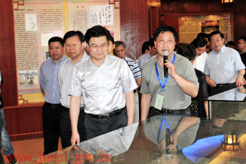 省政府副省长姚木根一行及与会代表们在修水县茶叶科技生态园参观